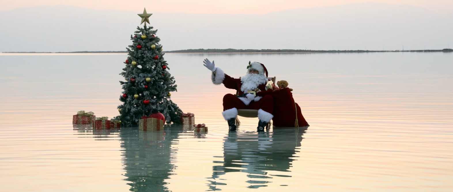 Babbo Natale si rilassa sul Mar Morto